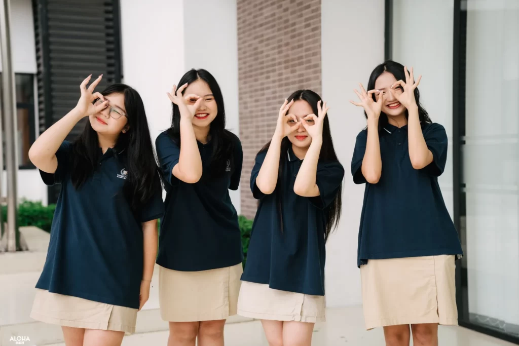 Chụp ảnh kỷ yếu mặc đồng phục cấp 2 ( Nguồn: Aloha Media)
