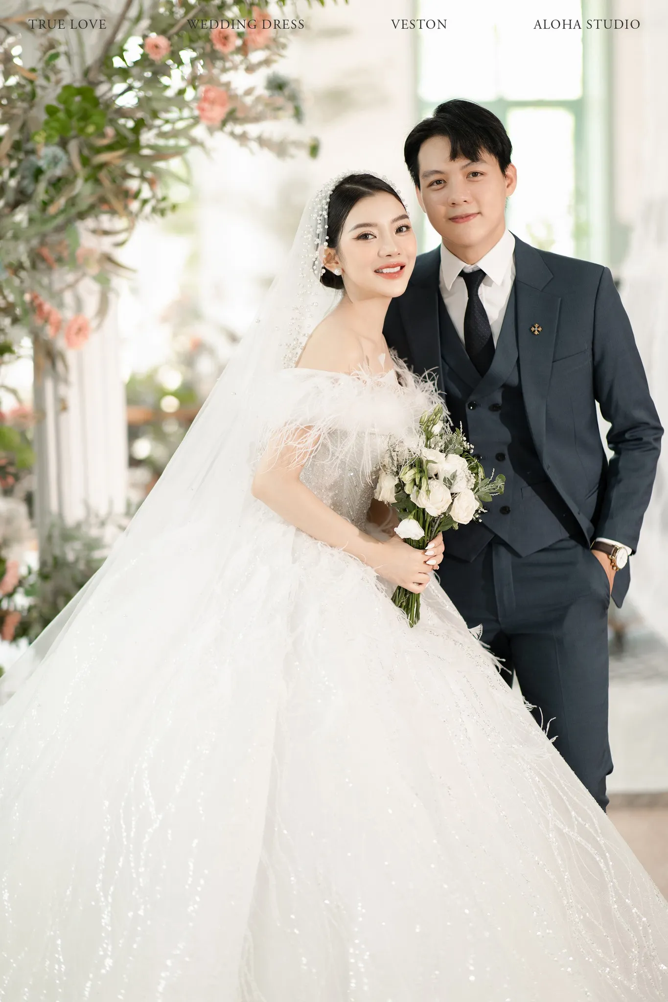 Ảnh cưới chụp kèm phụ kiện hoa ( Nguồn: Aloha Media)
