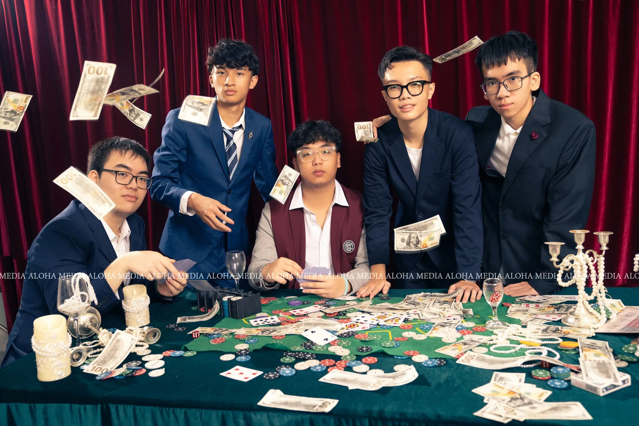 Dáng chụp kỷ yếu nam với hội bạn thân