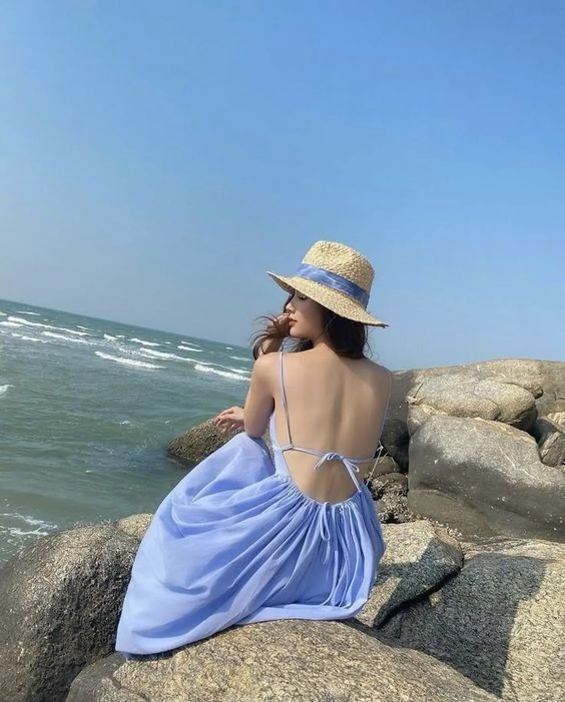 Tạo dáng chụp từ sau khoe lưng trần quyến rũ