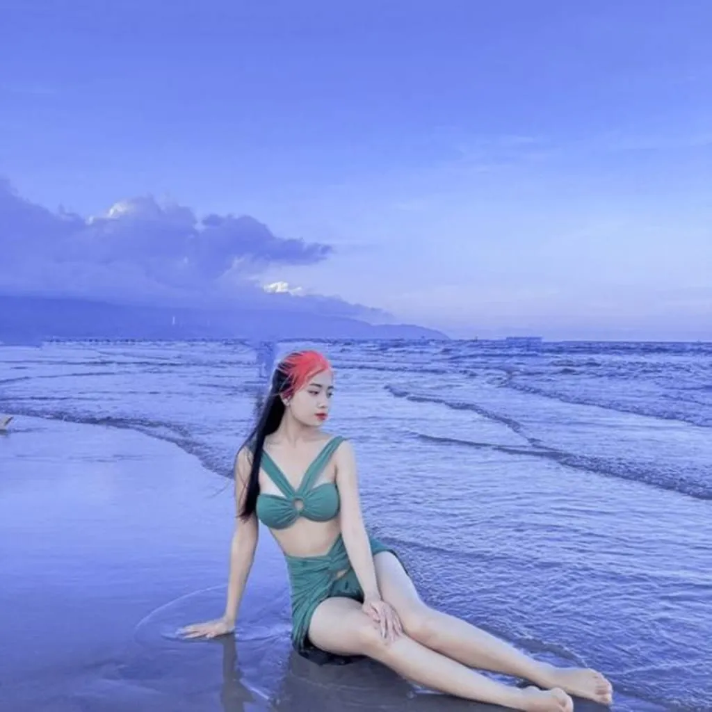Tạo dáng ngồi trên bãi cát