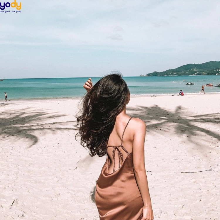 Chụp sau lưng khoe trọn bờ vai gợi cảm