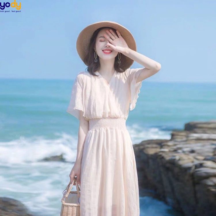 Dùng tay che mặt tinh nghịch