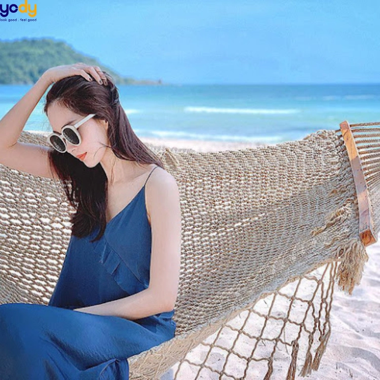 Vuốt tóc tự nhiên, tận hưởng cơn gió biển