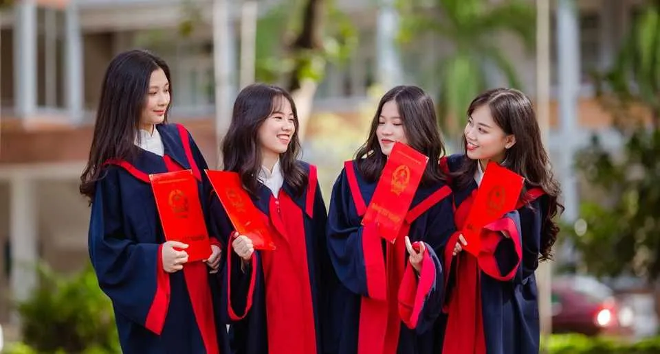 Chụp ảnh kỷ yếu đẹp cùng bằng tốt nghiệp