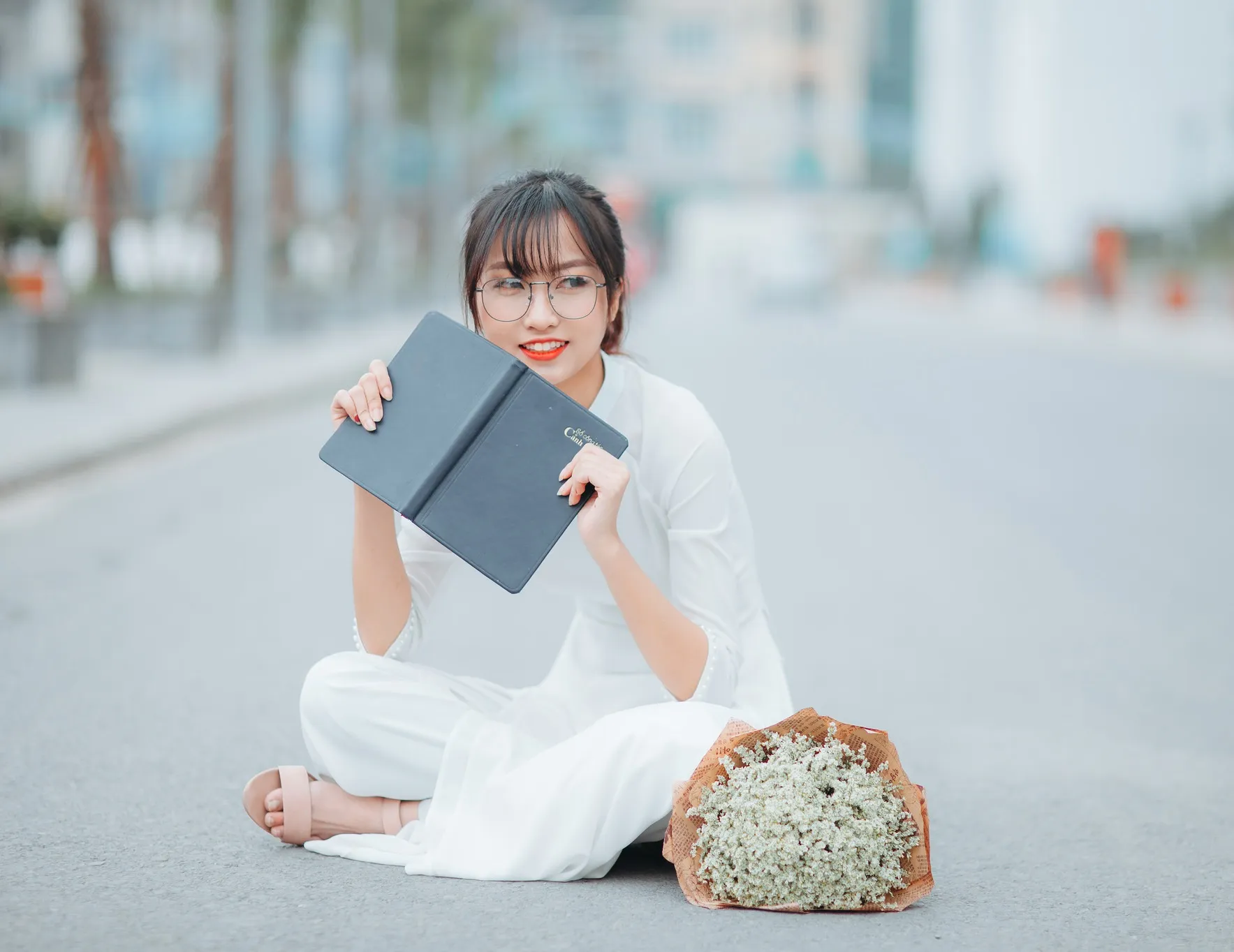 Chụp ảnh kỷ yếu đẹp cùng tập, vở
