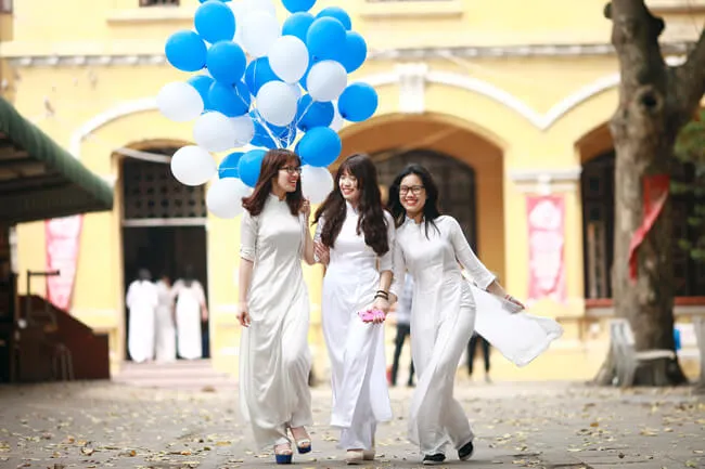 Chụp ảnh kỷ yếu đẹp cùng bóng bay