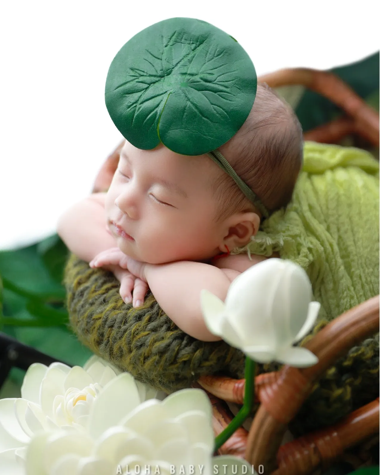 Cách tạo dáng chụp ảnh thôi nôi cho bé gái