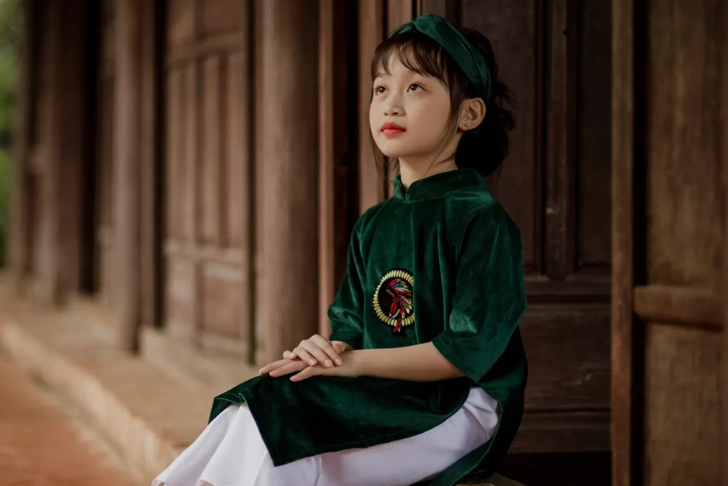 Chụp ảnh áo dài cho bé Cách chọn áo dài và tạo dáng cho bé