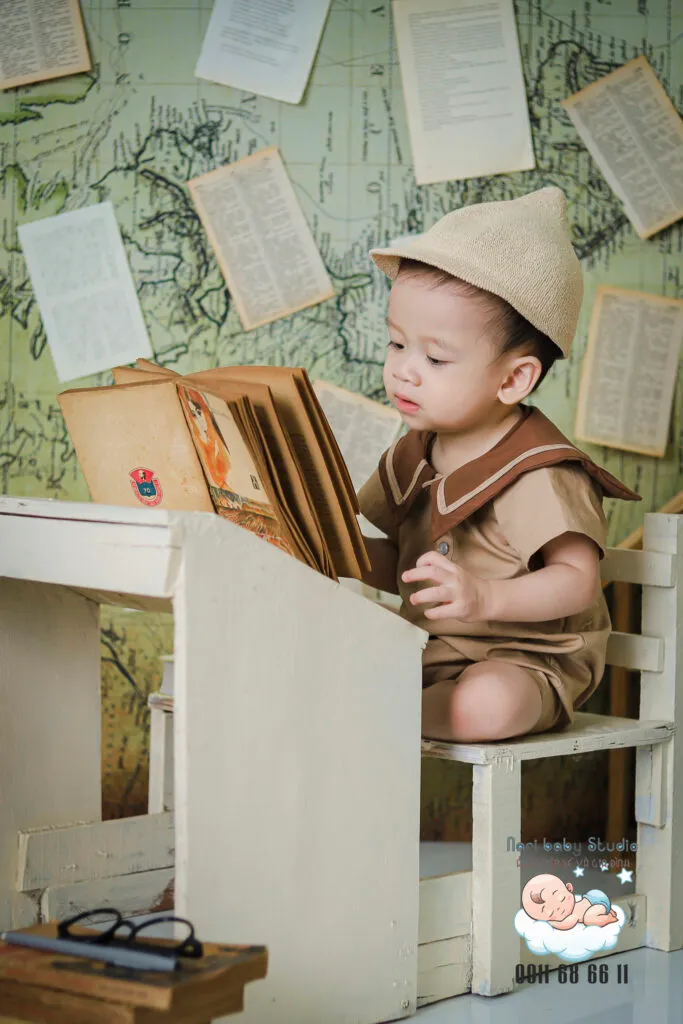 Chụp ảnh bé 1 tuổi với ý tưởng "Bé Ham Học" là cách tuyệt vời để ghi lại sự tò mò và sự ham học của bé