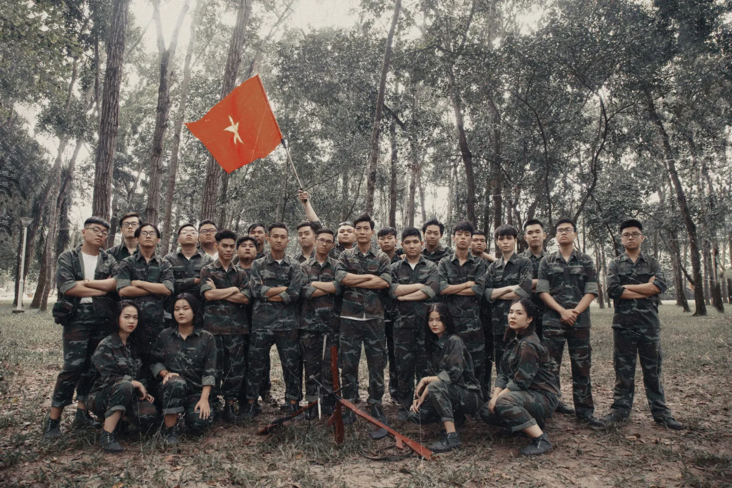 Chụp ảnh kỷ yếu đẹp với áo trang phục quân đội nhân dân Việt Nam
