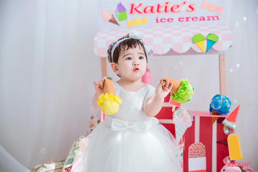 sử dụng các phụ kiện như nơ, mũ, và các vật trang sức nhỏ có thể là một cách tuyệt vời để tạo phong cách đặc biệt cho bé
