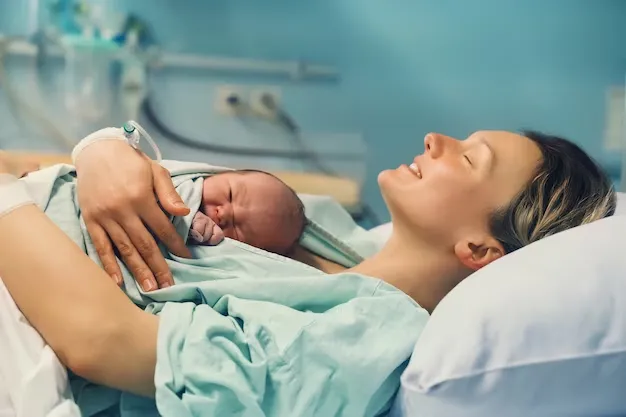 Khoảnh khắc bé lần đầu gặp mẹ