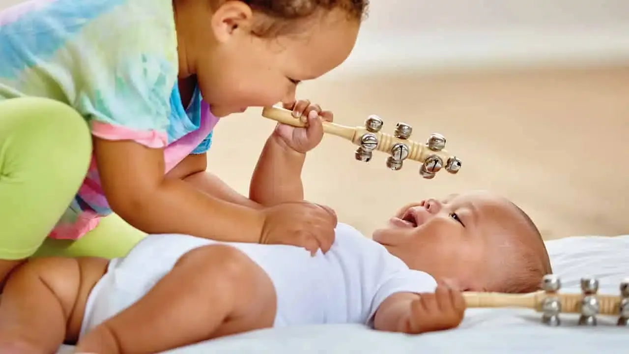 Lần đầu tiên bé biết hát và nhún nhảy
