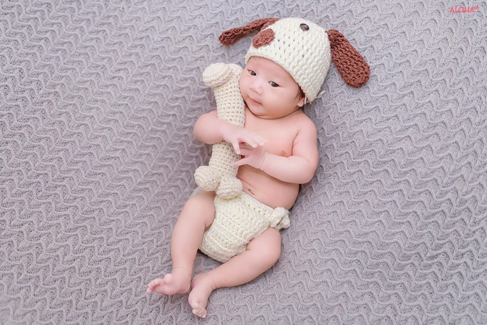 Khoảnh khắc bé chơi đồ chơi