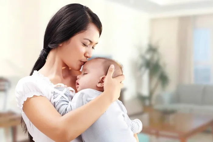 Khoảnh khắc bé đòi bế