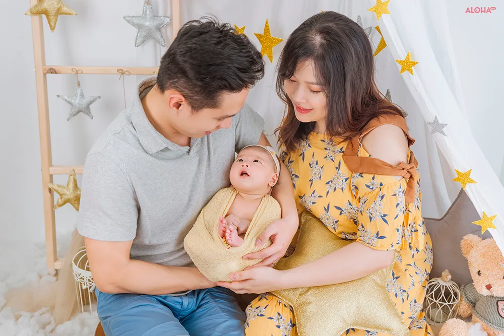 Khoảnh khắc lần đầu tiên bố mẹ chụp ảnh chung với bé