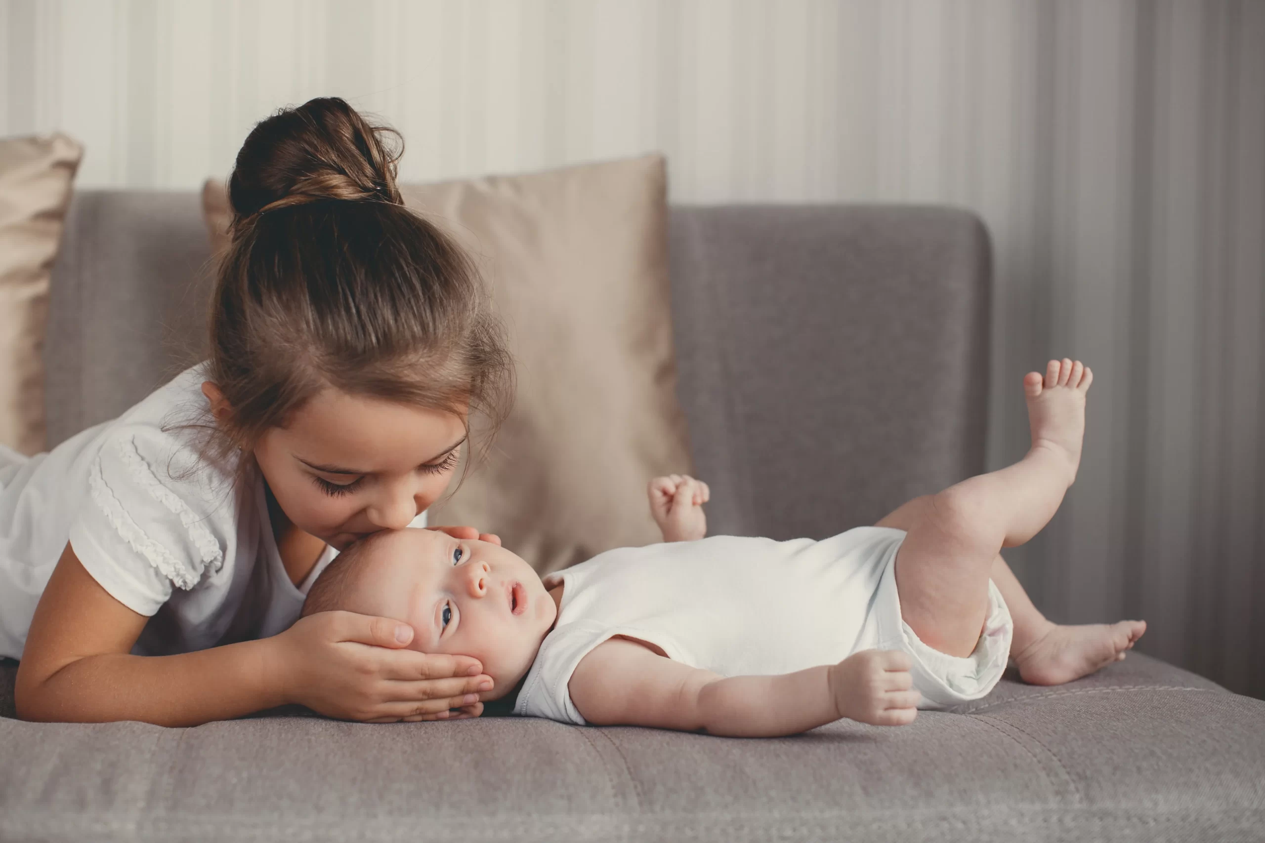 Khoảnh khắc bé được gặp các anh chị trong nhà