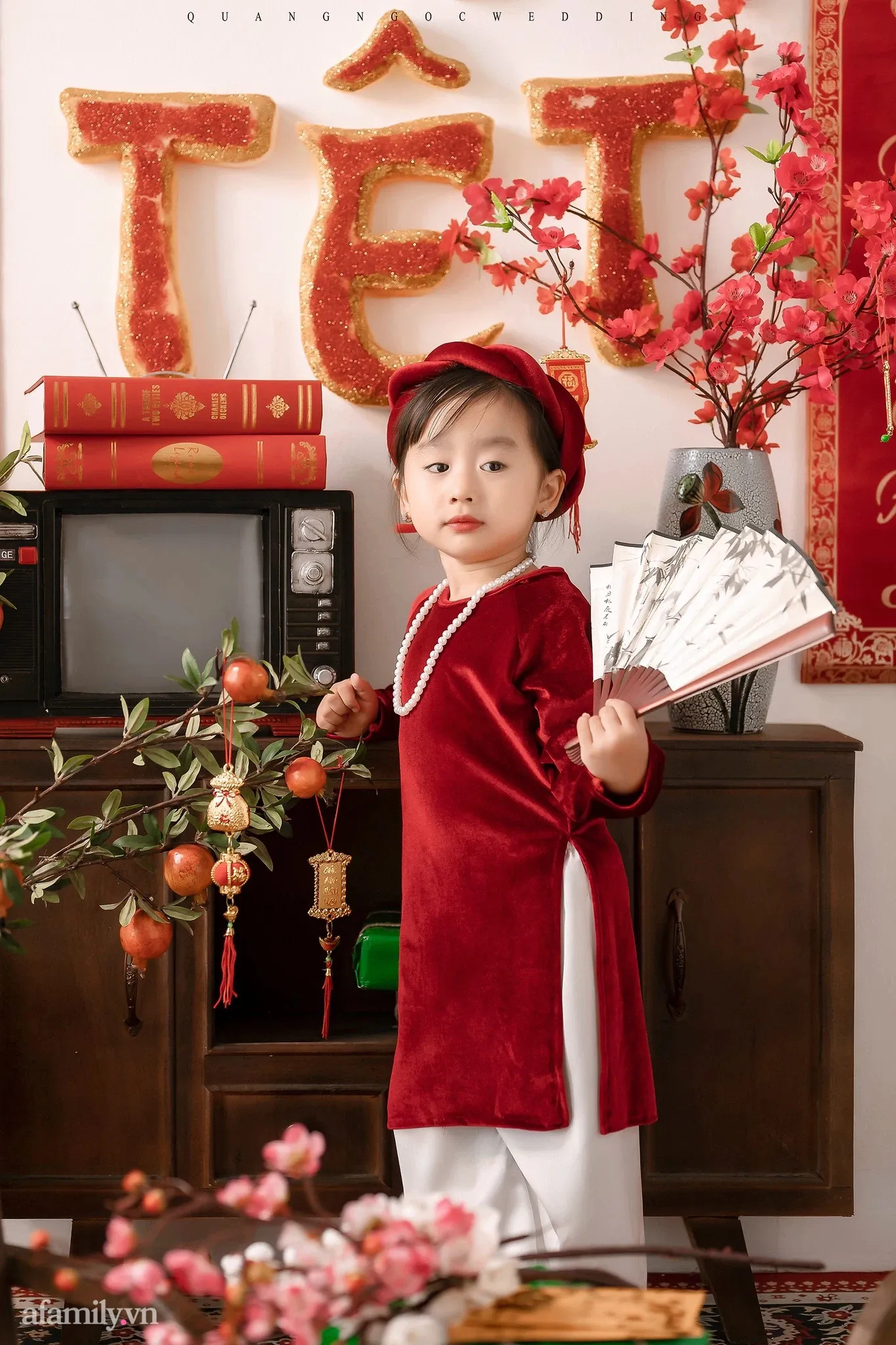 Tạo dáng chụp ảnh áo dài cho bé gái