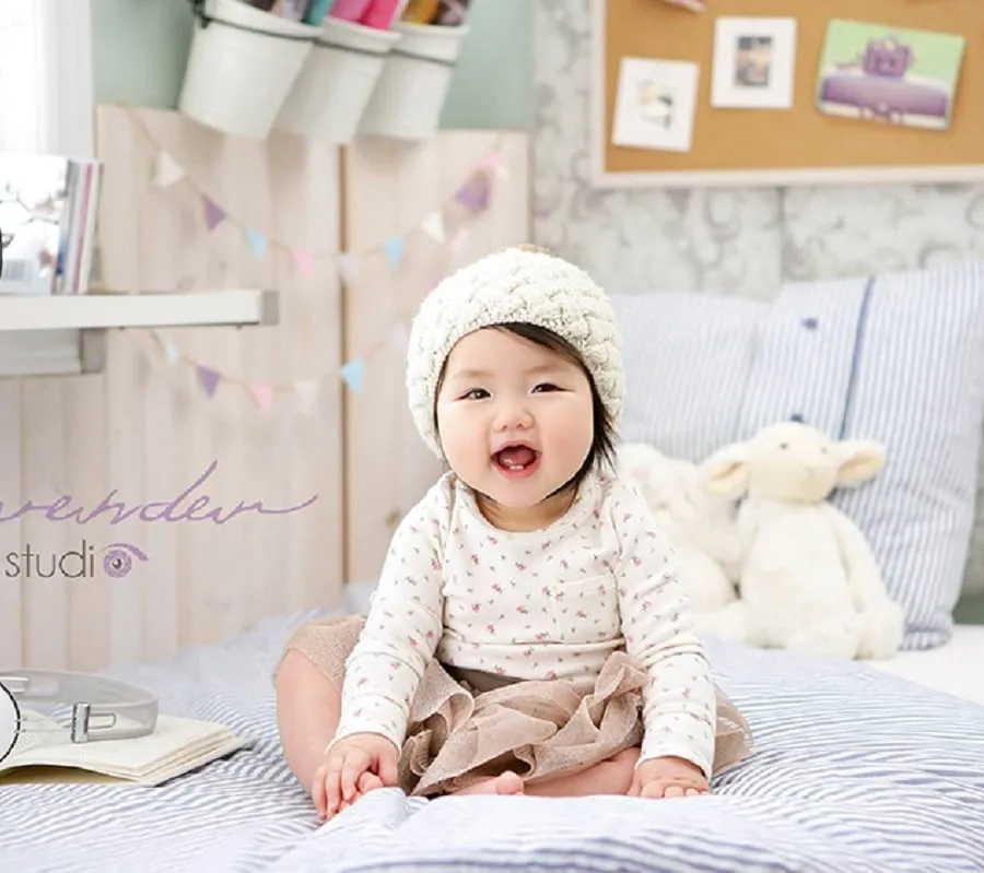 Tạo dáng trên giường ngủ