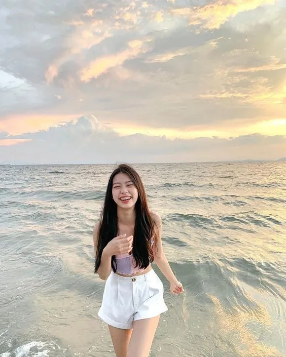 Nhìn vào ống kính và cười tươi rạng rỡ