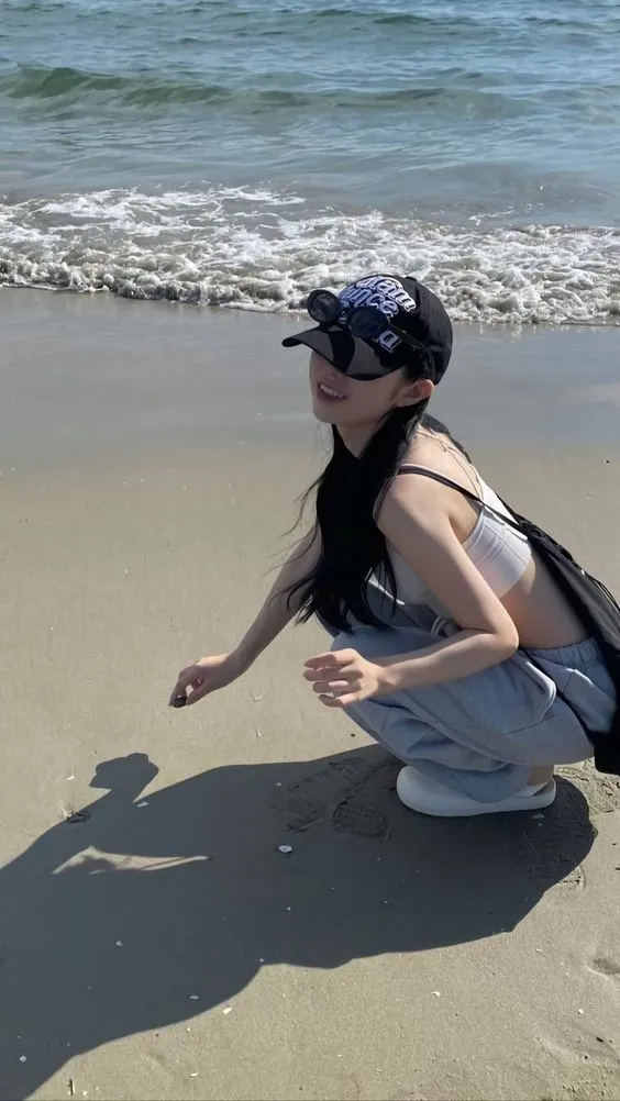 Tạo dáng vui đùa trên cát