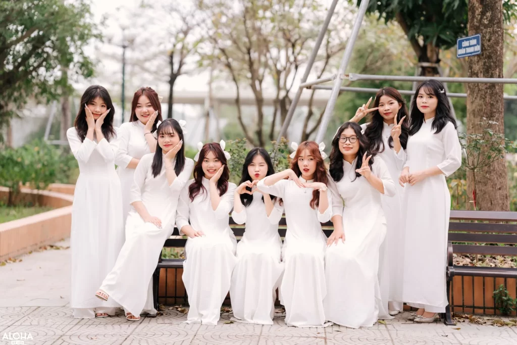 Tạo dáng "nửa đứng, nửa ngồi" chụp kỷ yếu áo dài nhóm tại Thái Bình