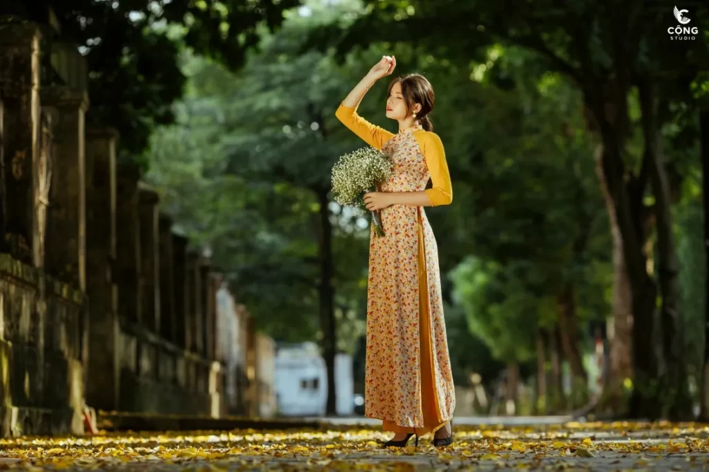 Áo dài chấm bi: sự kết hợp độc đáo trong nét đẹp cổ điển (Nguồn: Internet)