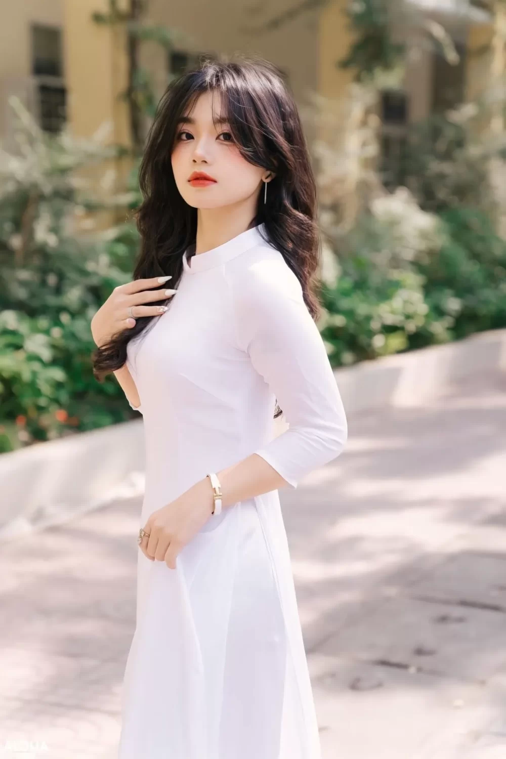 Lựa chọn tư thế đứng thẳng và tự tin chụp ảnh kỷ yếu áo dài tại Thái Bình