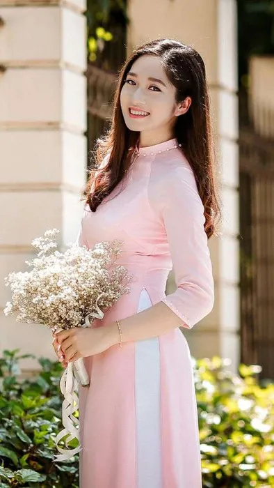 Áo dài lụa: sự thướt tha và quyến rũ tinh tế (Nguồn: Internet)