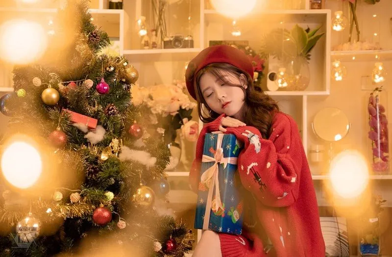 Tạo dáng chụp ảnh giáng sinh với hộp quà trang trí