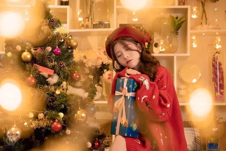 10 cách tạo dáng chụp hình noel đẹp lung linh dành cho bạn 2023. (Nguồn: Internet)