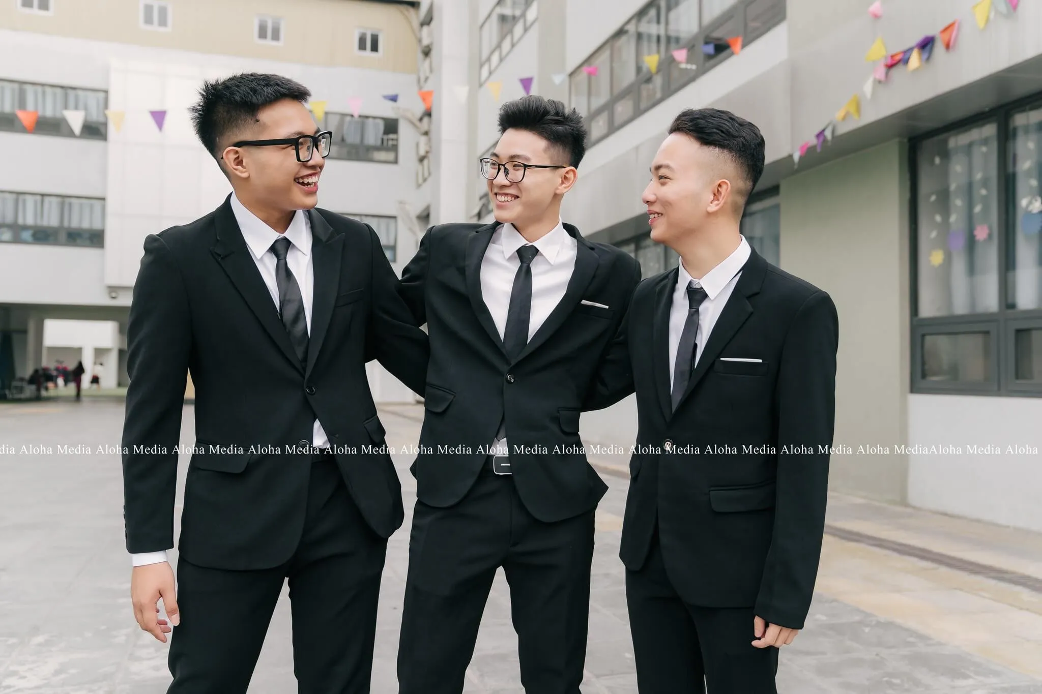 Hướng dẫn mẫu vest nam chụp kỷ yếu đẹp và concept chụp ảnh độc đáo. (Nguồn: Aloha Media)