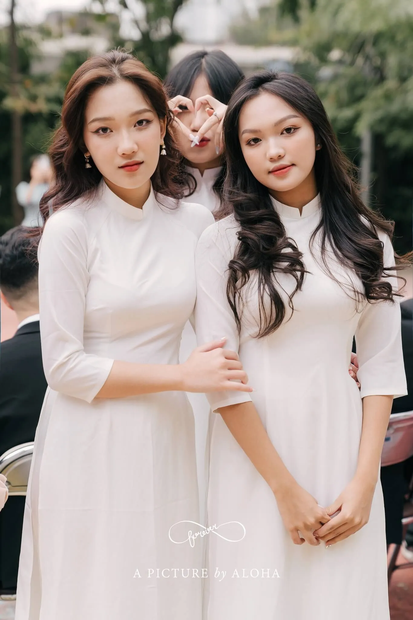 Tạo dáng chụp ảnh kỷ yếu áo dài trắng ở Lạng Sơn 2 người