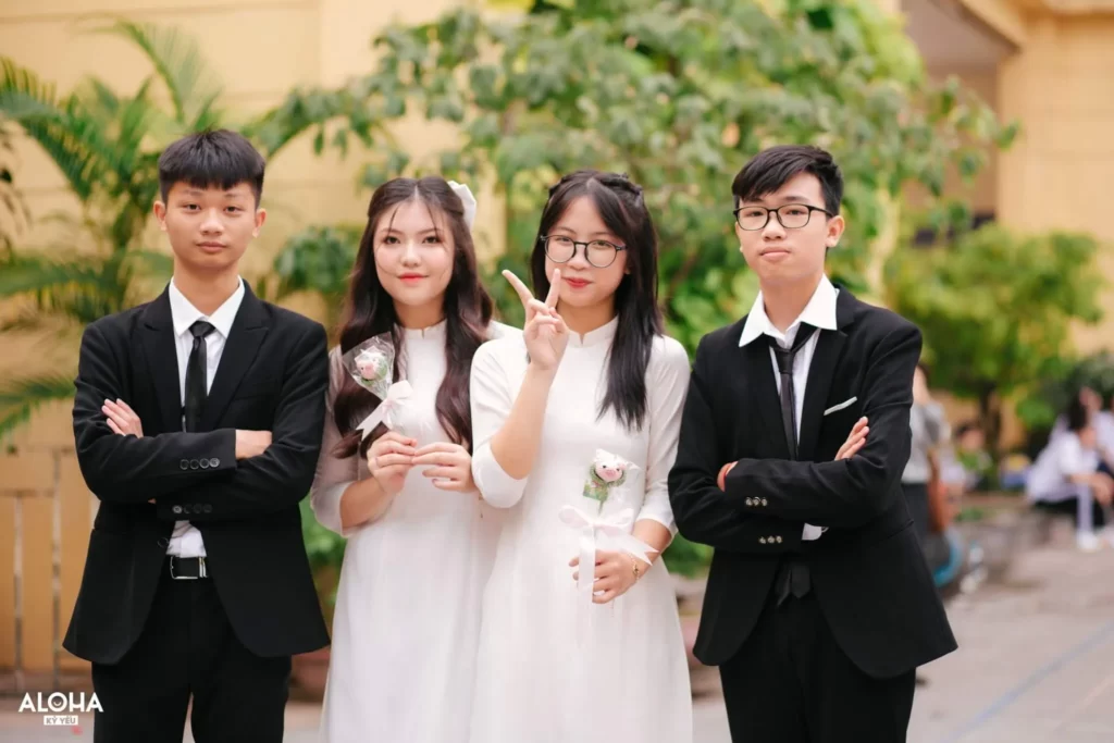 Tạo dáng chụp ảnh với áo dài trắng và vest