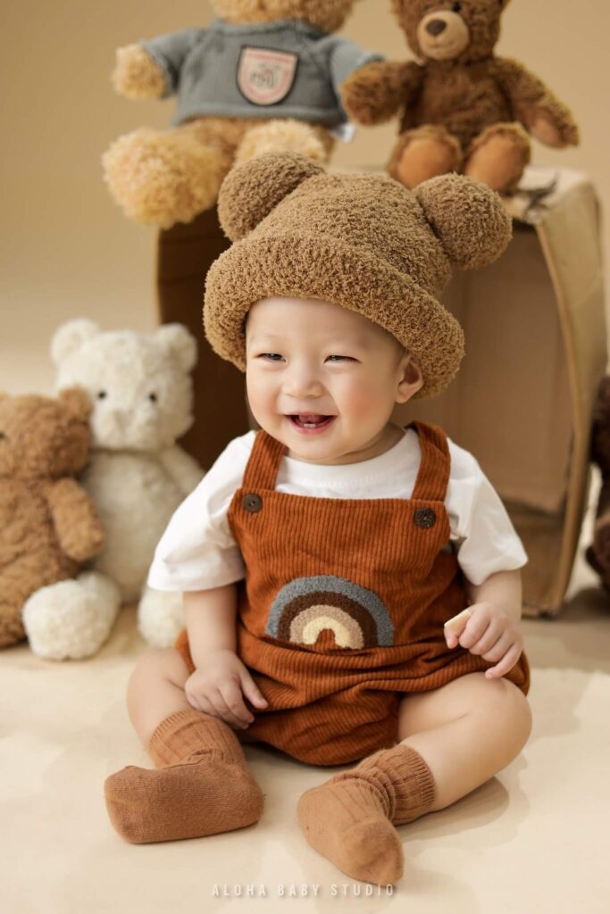 Gợi ý outfit, phụ kiện đi chơi concept noel dành cho bé hot trend. (Nguồn: Aloha Media)