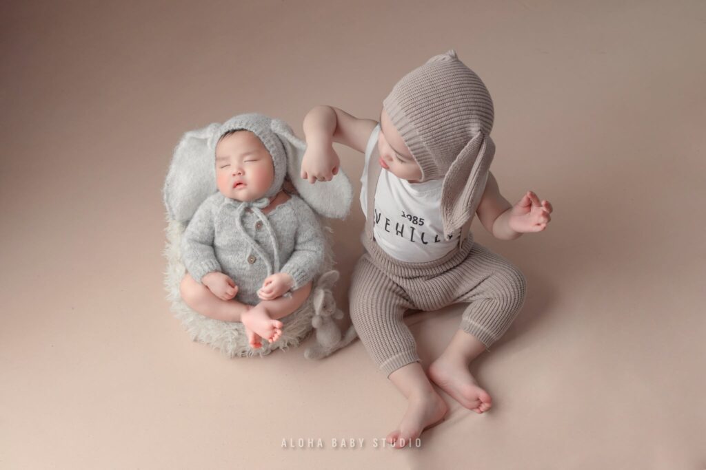 Gợi ý outfit, phụ kiện đi chơi concept noel dành cho bé hot trend. (Nguồn: Aloha Media)