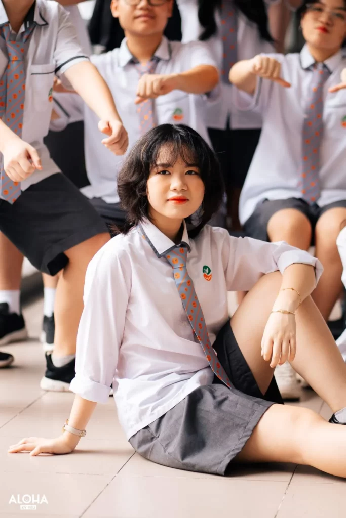 Các kiểu tạo dáng chụp ảnh kỷ yếu sang xịn mịn cho nam và nữ. (Nguồn: Kỷ yếu Aloha)