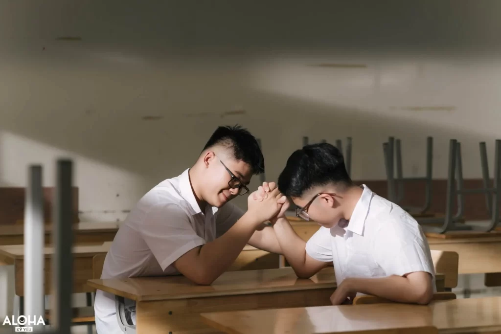 Các kiểu tạo dáng chụp ảnh kỷ yếu sang xịn mịn cho nam và nữ. (Nguồn: Kỷ yếu Aloha)