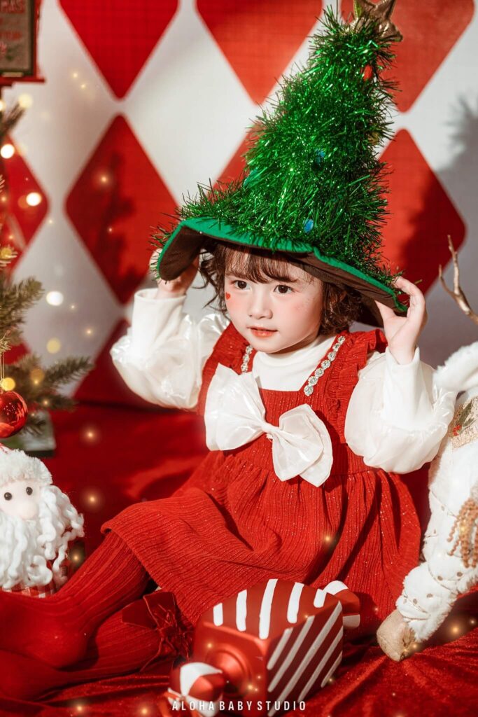 Gợi ý outfit, phụ kiện đi chơi concept noel dành cho bé hot trend. (Nguồn: Aloha Media)