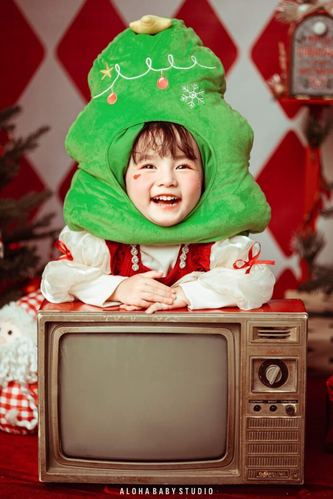 Áo len bé gái màu sắc Noel kết hợp với chân váy