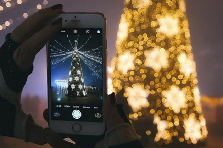 10 cách tạo dáng chụp hình noel đẹp lung linh dành cho bạn 2023. (Nguồn: Internet)