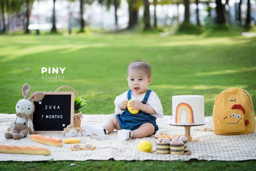 Chụp ảnh bé dã ngoại với các món ăn yêu thích