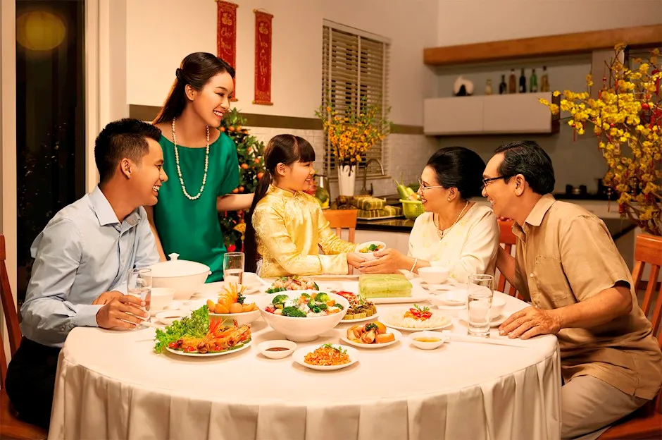 Bữa cơm chiều tất niên là giây phút để gia đình quây quần bên nhau
