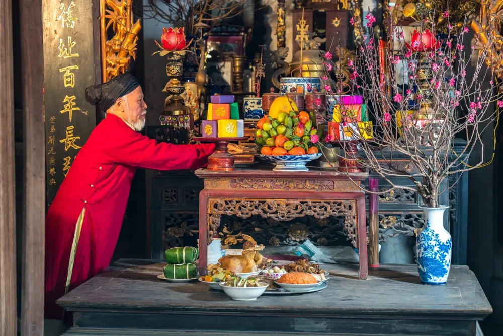 Dọn dẹp nhà cửa và trang trí lại bàn thờ