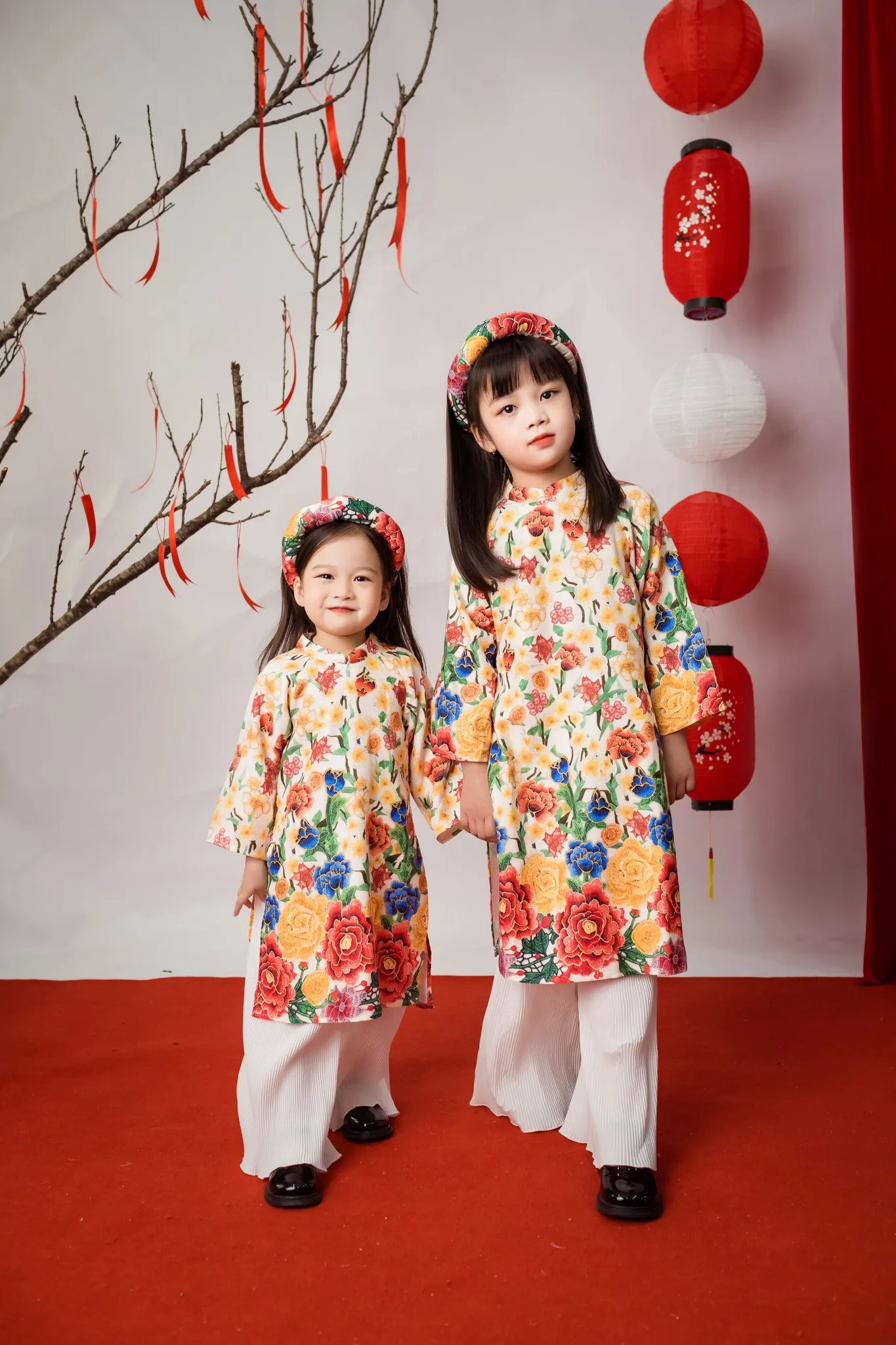 Chụp ảnh bé gái cùng anh chị em