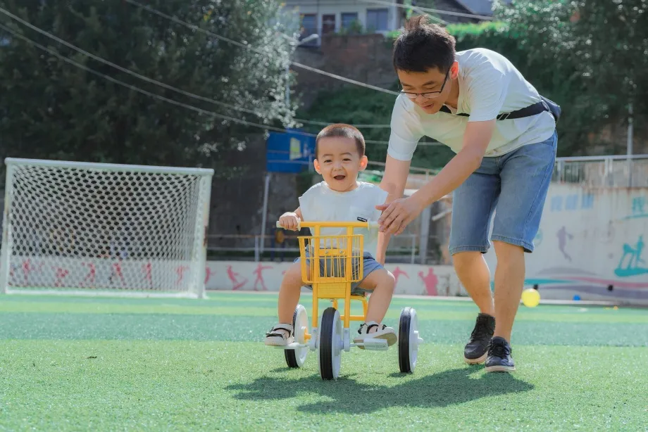 Chụp bé trong các hoạt động thường ngày