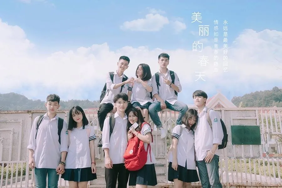 Chụp kỷ yếu mặc gì? Gấp đôi sành điệu với cách phối áo sơ mi, chân váy (Nguồn: Internet)