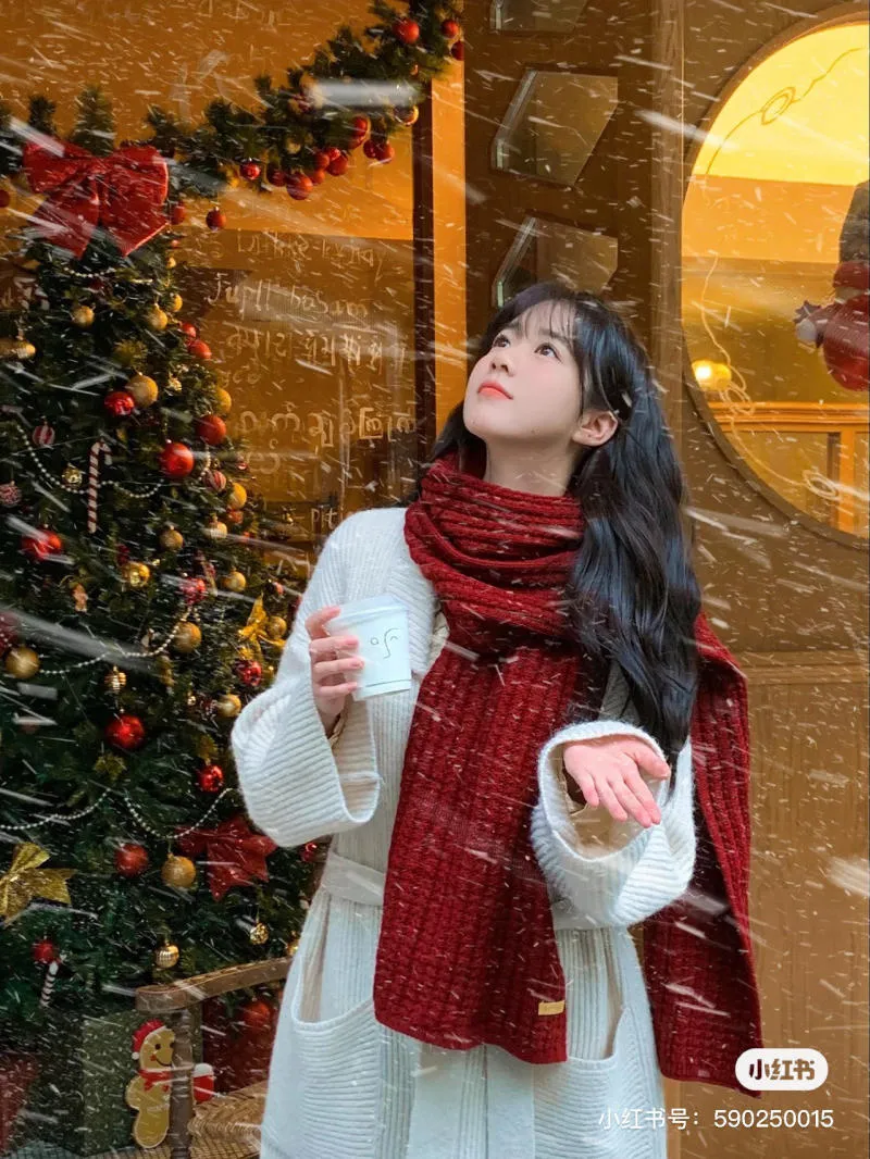Tạo dáng hứng tuyết bên cây thông Noel