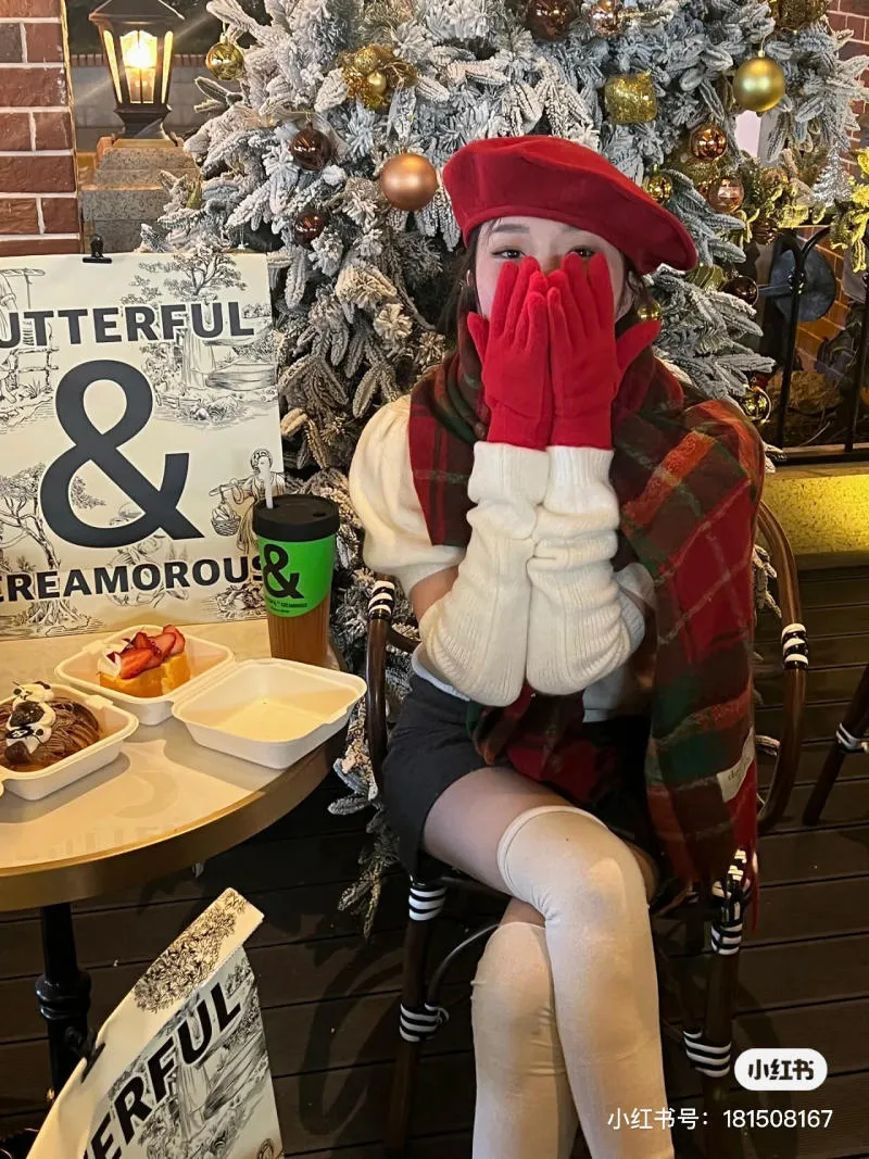 Chụp cùng cây thông Noel khi ngồi, che mặt